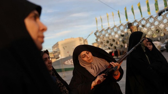 An Iranian woman volunteer receives military training at a military training center for ordinary citizens at Imam Hussein Square in central Tehran, Iran, October 4, 2026. Majid Asgaripour/WANA (West Asia News Agency) via REUTERS ATTENTION EDITORS - T