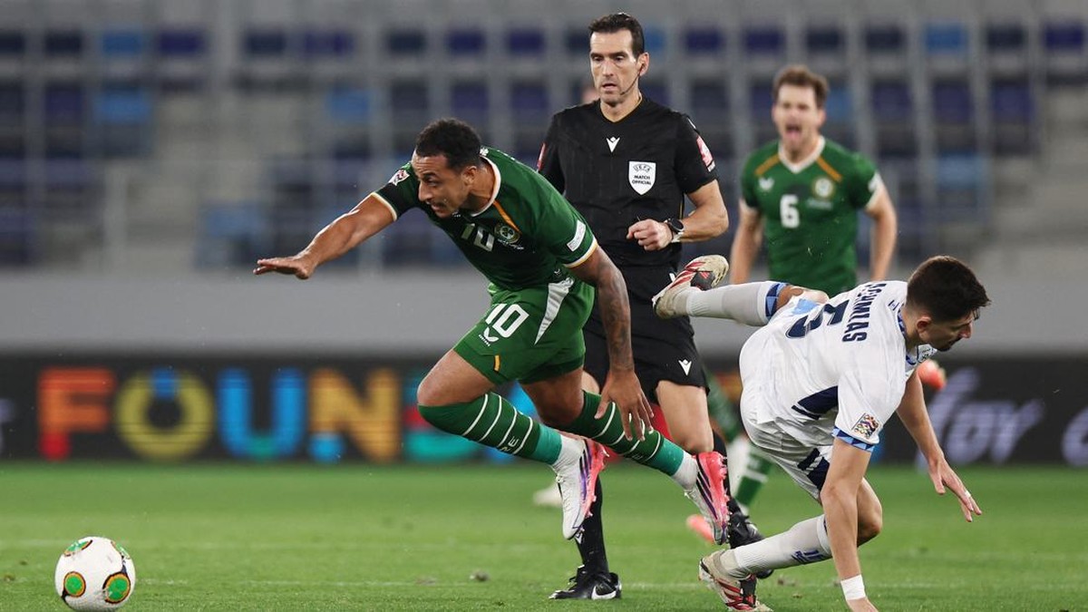 Soccer Football - Nations League - Group B3 - Republic of Ireland v Israel - TSC Arena, Backa Topola, Serbia - October 4, 2026 Republic of Ireland's Adam Idah in action with Israel's Idan Nachmias REUTERS/Zorana Jevtic