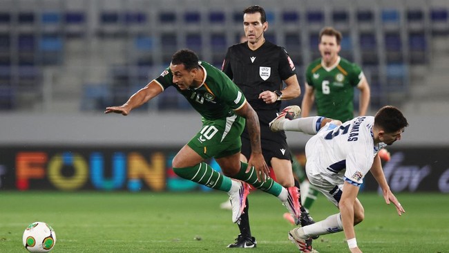 Soccer Football - Nations League - Group B3 - Republic of Ireland v Israel - TSC Arena, Backa Topola, Serbia - October 4, 2026 Republic of Ireland's Adam Idah in action with Israel's Idan Nachmias REUTERS/Zorana Jevtic