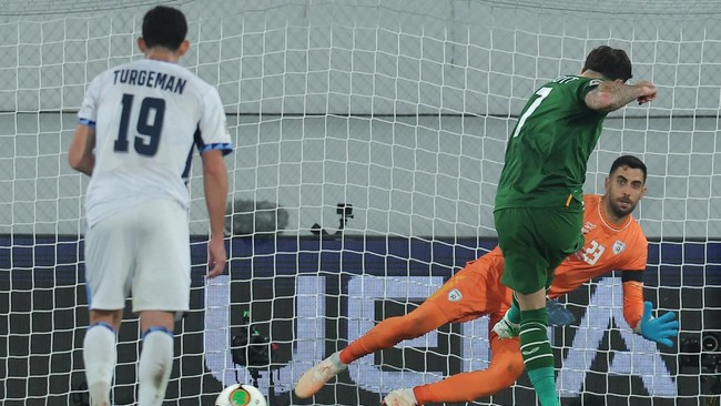 Republic of Ireland's forward #07 Troy Parrott (C) succesfully converts a penalty past Israel's goalkeeper #23 Assaf Tzur (R) to score the Republic of Ireland's first goal during the UEFA Nations League Group B3 football match between the Republic of