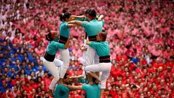 Festival Kompetisi Menara Manusia menjadi acara tahunan yang diadakan di Catalunya, Spanyol. Sudah hampir 200 tahun lamanya masyarakat catalunya mewarisi tradisi membuat menara manusia ini. Seiring waktu, tradisi ini kian populer di masyarakat Spanyo