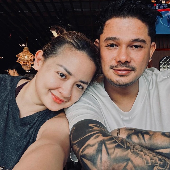 <p><em>Postingan</em>&nbsp;itu pun mendapat balasan komentar dari Immanuel yang juga mengucapkan terima kasih kepada sang istri yang selalu setiap mendampingi. &ldquo;Terima kasih karena selalu berada di sisiku, senangg sekalii bisaa bareng2 teruss yaa. Aku sangat mencintaimu istrikuuu,&rdquo; tulis Immanuel.&nbsp;(Foto: Instagram @joannaalexandra)</p>