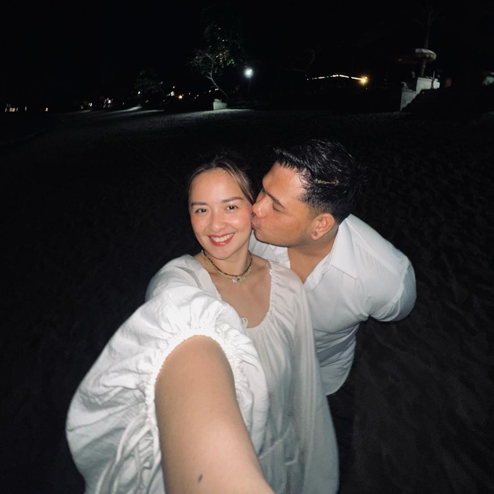 <p>Dalam unggahan tersebut, Joanna menjelaskan bahwa ternyata sang suami sedang ada pekerjaan, tetapi tetap menyempatkan waktu untuk&nbsp;<em>quality time</em>. &ldquo;Terima kasih yaa suamikuuuuu, udah bolehin aku ngintil urusan kerjaannyaa, sembari tetap meluangkan waktu bagi kita untuk bersama,&rdquo; ungkap Joanna.&nbsp;(Foto: Instagram @joannaalexandra)</p>