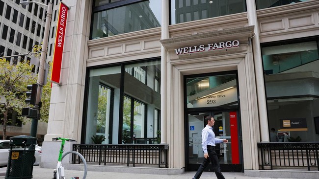 SAN FRANCISCO, CALIFORNIA - JULY 13: A view of a Wells Fargo bank on July 13, 2026 in San Francisco, California. Wells Fargo is expected to report quarterly earnings Tuesday morning.   Heather Diehl/Getty Images/AFP (Photo by Heather Diehl / GETTY IM