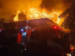 Gedung Kantor Perusahaan di Kaligawe Semarang Hangus Terbakar