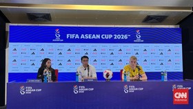 Tan Cheng Hoe (tengah) dan Fergus Tierney (kanan) menghadiri konferensi pers setelah laga perebutan peringkat ketiga FIFA ASEAN Cup 2026, Senin (5/10).