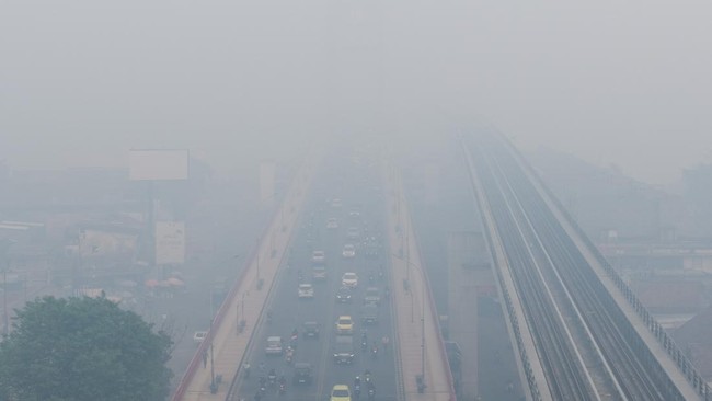 Kendaraan melintas di atas Jembatan Ampera yang tertutup kabut asap Palembang, Sumatera Selatan, Senin (5/10/2026). Berdasarkan pantauan aplikasi IQair, kualitas udara di Kota Palembng pada Senin (5/10) masuk dalam kategori berbahaya akibat dampak da