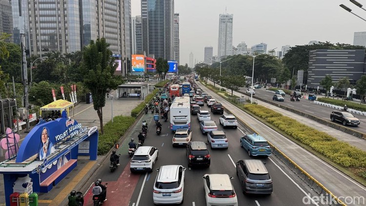 Lalin Sudirman sekitar GBK macet jelang laga final FIFA ASEAN Cup 2026&comma; Senin &lpar;5&sol;10&sol;2026&rpar; sore&period;