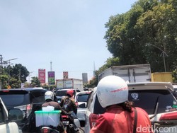 Bundaran Taman Pelangi Arah Surabaya Macet Parah gegara Demo