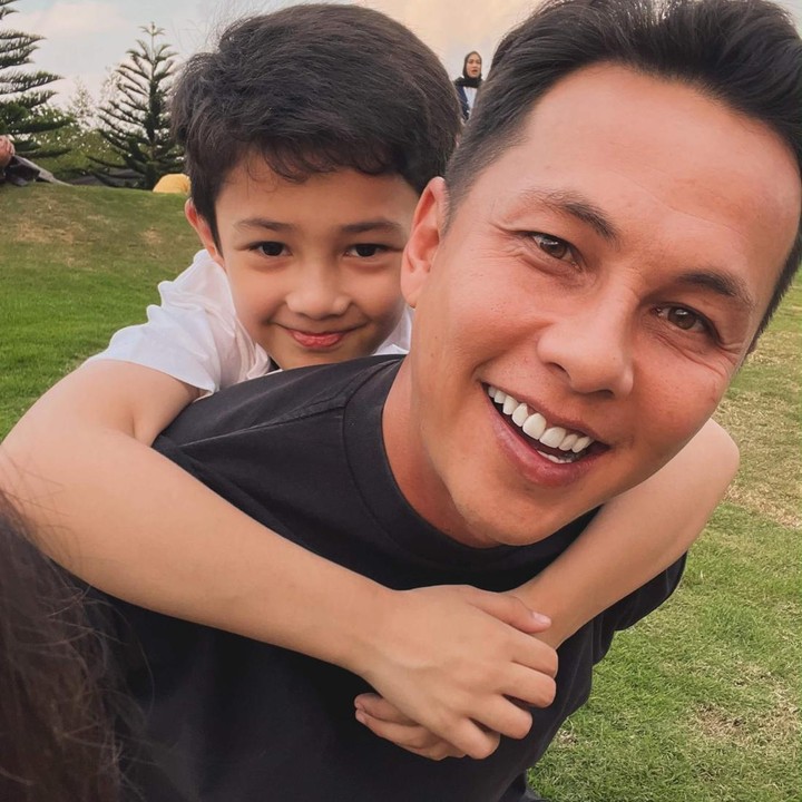 <p>Momen hangat lainnya terlihat dari senyum lebar Andhika Pratama saat menggendong putranya, Saka. (Foto: Instagram @ussypratama).</p>