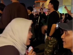 Viral Bikin Baper, Momen Romantis Pria Lamar Kekasih saat Konser Hindia