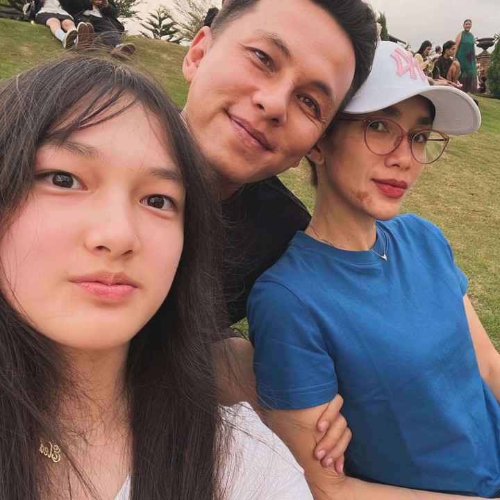 <p>Momen sederhana tersebut tentunya menjadi kesempatan bagi Ussy dan Andhika dalam menikmati waktu berkualitas bersama keluarga. (Foto: Instagram @ussypratama).</p>