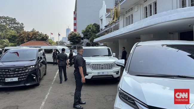 Menko PMK Sugiono menaiki mobil Maung saat menghadiri serah terima jabatan sebagai Menko PMK di Kantor Kemenko PMK, Jakarta, Senin (5/10).