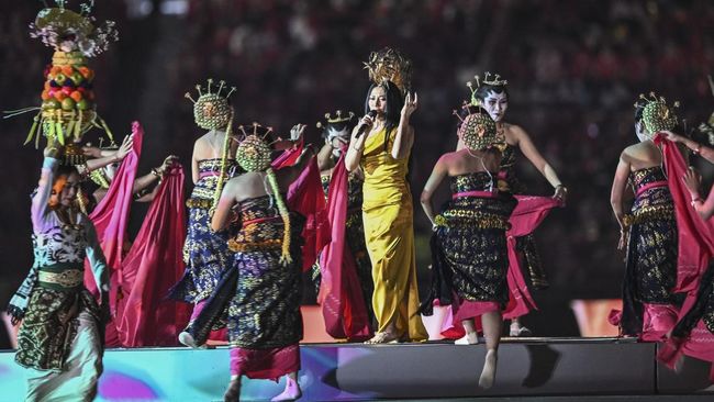 Penyanyi Anggun C Sasmi (tengah) tampil sebelum pertandingan final FIFA ASEAN Cup 2026 Indonesia melawan Thailand di Stadion Utama Gelora Bung Karno (SUGBK), Senayan, Jakarta, Senin (5/10/2026). ANTARA FOTO/M Risyal Hidayat/hma