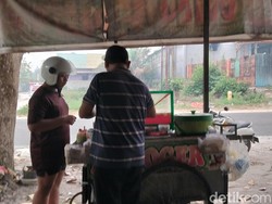 Penjual Pentol Kobar Terdampak Kabut Asap: Omzet Rp 1 Juta Jadi Rp 500 Ribu