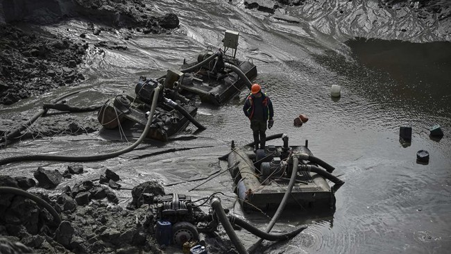 A worker checks water pumps during amber extractionat the official open cast mine in the Rivne region, northwestern Ukraine on May 19, 2026. Russia's invasion has hit efforts to regulate the industry in Ukraine, which has some of the world's biggest
