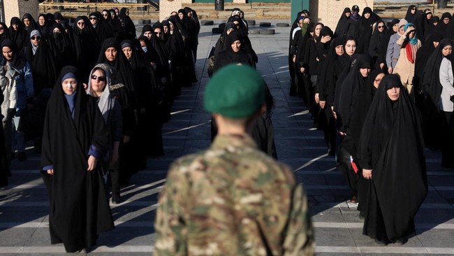 Iranian women volunteers receive military training at a military training center for ordinary citizens at Imam Hussein Square in central Tehran, Iran, October 4, 2026. Majid Asgaripour/WANA (West Asia News Agency) via REUTERS ATTENTION EDITORS - THIS