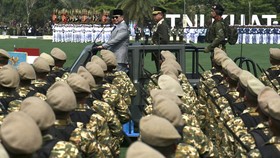 Presiden Prabowo Subianto (kiri) bersama  Panglima TNI Jenderal TNI Agus Subiyanto (tengah) melakukan pengecekan pasukan saat peringatan Hari Ulang Tahun (HUT) ke-81 Tentara Nasional Indonesia (TNI) di Mabes TNI Cilangkap, Jakarta Timur, Senin (5/10/
