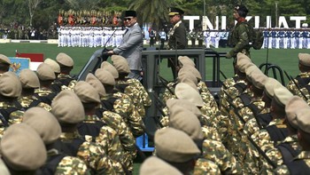 Presiden Prabowo Subianto (kiri) bersama  Panglima TNI Jenderal TNI Agus Subiyanto (tengah) melakukan pengecekan pasukan saat peringatan Hari Ulang Tahun (HUT) ke-81 Tentara Nasional Indonesia (TNI) di Mabes TNI Cilangkap, Jakarta Timur, Senin (5/10)