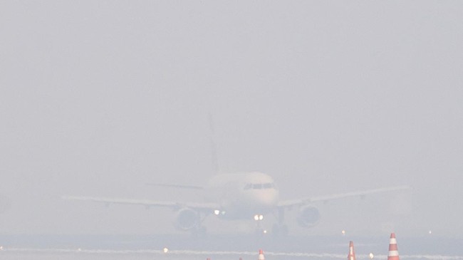 Pesawat komersial Boeing 737-9GP (ER) milik maskapai penerbangan Lion Air bersiap lepas landas di Bandara Internasional Sultan Mahmud Badaruddin (SMB) II Palembang, Sumatera Selatan, Senin (5/10/2026). Berdasarkan data dari pengelola Bandara Internas