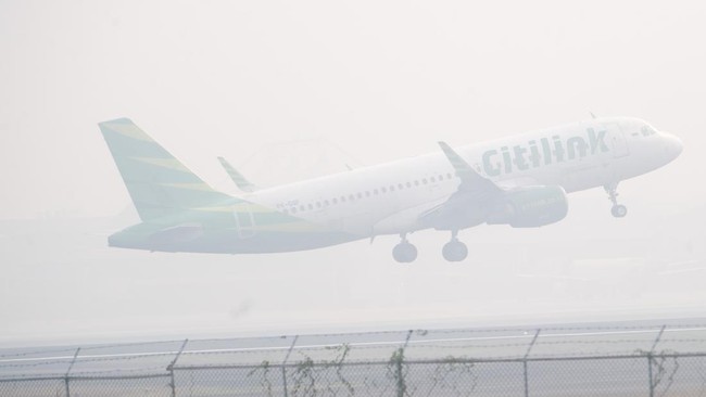 Pesawat komersial Airbus A320-214 milik maskapai penerbangan Citilink lepas landas di Bandara Internasional Sultan Mahmud Badaruddin (SMB) II Palembang, Sumatera Selatan, Senin (5/10/2026). Berdasarkan data dari pengelola Bandara Internasional Sultan