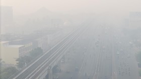 Kendaraan melintas di atas Jembatan Ampera yang tertutup kabut asap Palembang, Sumatera Selatan, Senin (5/10/2026).
