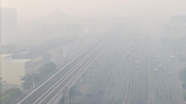 Kendaraan melintas di atas Jembatan Ampera yang tertutup kabut asap Palembang, Sumatera Selatan, Senin (5/10/2026). Berdasarkan pantauan aplikasi IQair, kualitas udara di Kota Palembng pada Senin (5/10) masuk dalam kategori berbahaya akibat dampak da