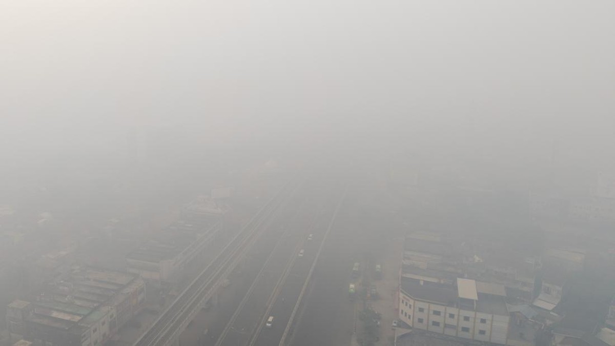 Kendaraan melintas di atas Jembatan Ampera yang tertutup kabut asap Palembang, Sumatera Selatan, Senin (5/10/2026). Berdasarkan pantauan aplikasi IQair, kualitas udara di Kota Palembng pada Senin (5/10) masuk dalam kategori berbahaya akibat dampak da