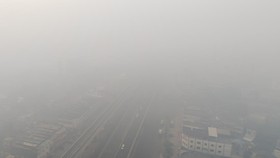 Kendaraan melintas di atas Jembatan Ampera yang tertutup kabut asap Palembang, Sumatera Selatan, Senin (5/10/2026). Berdasarkan pantauan aplikasi IQair, kualitas udara di Kota Palembng pada Senin (5/10) masuk dalam kategori berbahaya akibat dampak da