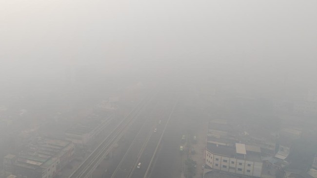 Kendaraan melintas di atas Jembatan Ampera yang tertutup kabut asap Palembang, Sumatera Selatan, Senin (5/10/2026). Berdasarkan pantauan aplikasi IQair, kualitas udara di Kota Palembng pada Senin (5/10) masuk dalam kategori berbahaya akibat dampak da