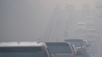 Kendaraan melintas di Jalan Mayjen HM Ryacudu yang tertutup kabut asap Palembang, Sumatera Selatan, Senin (5/10/2026). Berdasarkan pantauan aplikasi IQair, kualitas udara di Kota Palembng pada Senin (5/10) masuk dalam kategori berbahaya akibat dampak