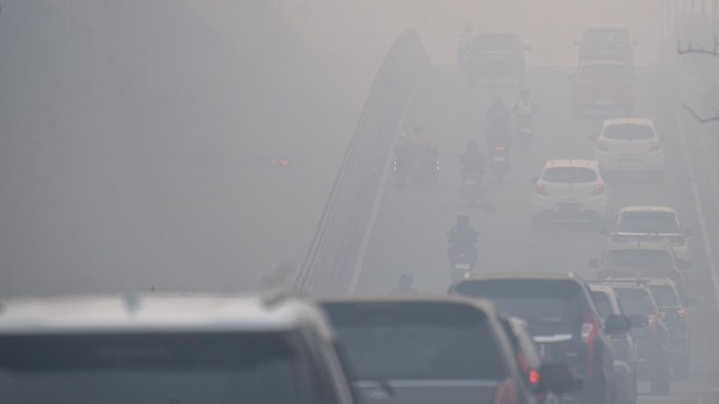 Kendaraan melintas di Jalan Mayjen HM Ryacudu yang tertutup kabut asap Palembang, Sumatera Selatan, Senin (5/10/2026). Berdasarkan pantauan aplikasi IQair, kualitas udara di Kota Palembng pada Senin (5/10) masuk dalam kategori berbahaya akibat dampak