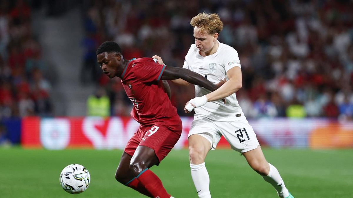 Soccer Football - Nations League - Group A4 - Portugal v Norway - Estadio do Dragao, Porto, Portugal - October 4, 2026 Portugal's Nuno Mendes in action with Norway's Andreas Schjelderup REUTERS/Rodrigo Antunes