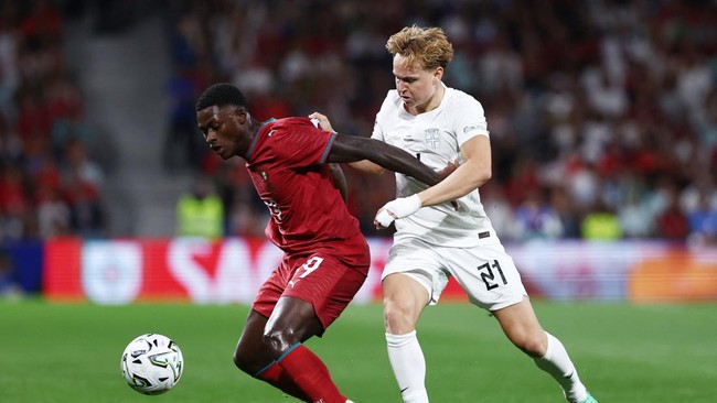 Soccer Football - Nations League - Group A4 - Portugal v Norway - Estadio do Dragao, Porto, Portugal - October 4, 2026 Portugal's Nuno Mendes in action with Norway's Andreas Schjelderup REUTERS/Rodrigo Antunes