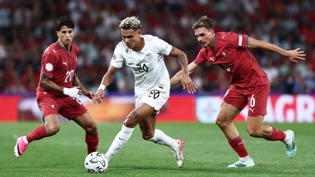 Soccer Football - Nations League - Group A4 - Portugal v Norway - Estadio do Dragao, Porto, Portugal - October 4, 2026 Norway's Antonio Nusa in action with Portugal's Joao Palhinha REUTERS/Rodrigo Antunes