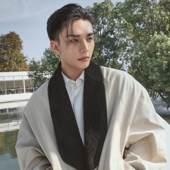 5 Potret Hyunjin Stray Kids Pamer Visual Menawan di Dior Summer 2027 Women's Show
