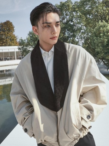 5 Potret Hyunjin Stray Kids Pamer Visual Menawan di Dior Summer 2027 Women's Show