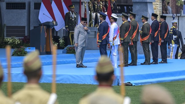 Presiden Prabowo Subianto (kiri) memberi bintang tanda kehormatan saat peringatan Hari Ulang Tahun (HUT) ke-81 Tentara Nasional Indonesia (TNI) di Mabes TNI Cilangkap, Jakarta Timur, Senin (5/10/2026). Presiden memberi tanda kehormatan Bintang Mahapu