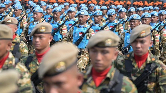 Prajurit TNI mengikuti upacara peringatan Hari Ulang Tahun (HUT) ke-81 Tentara Nasional Indonesia (TNI) di Mabes TNI Cilangkap, Jakarta Timur, Senin (5/10/2026). Peringatan HUT ke-81 TNI mengusung tema TNI Kuat Bersama Rakyat Indonesia Berdaulat Adil