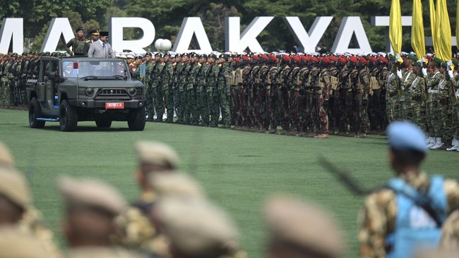 Presiden Prabowo Subianto (kanan) bersama  Panglima TNI Jenderal TNI Agus Subiyanto (tengah) menaiki mobil saat melakukan pengecekan pasukan saat peringatan Hari Ulang Tahun (HUT) ke-81 Tentara Nasional Indonesia (TNI) di Mabes TNI Cilangkap, Jakarta