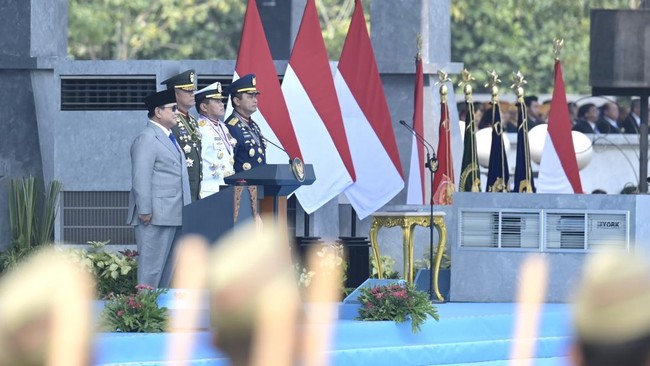 Presiden Prabowo Subianto (kiri) didampingi Wakil Panglima TNI Jenderal TNI Tandyo Budi Revita (kedua kiri), Kepala Staf Angkatan Laut Laksamana TNI Muhammad Ali (kedua kanan), dan Kepala Staf Angkatan Udara Mohamad Tonny Harjono (kanan) memimpin upa
