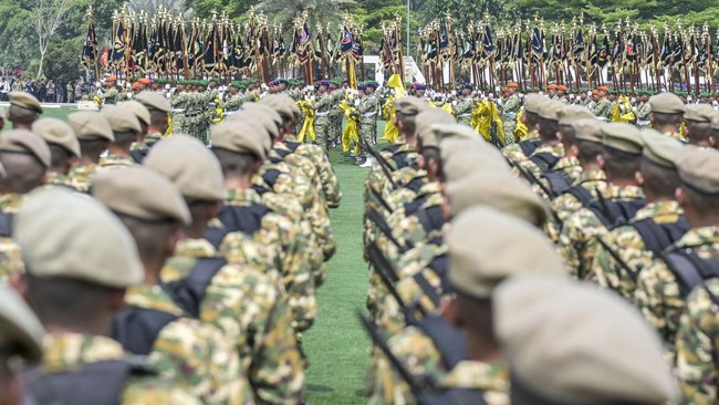 Prajurit TNI membawa panji-panji satuan baru TNI saat peringatan Hari Ulang Tahun (HUT) ke-81 Tentara Nasional Indonesia (TNI) di Mabes TNI Cilangkap, Jakarta Timur, Senin (5/10/2026). Presiden Prabowo Subianto meresmikan 204 satuan baru TNI, yang te