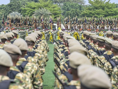 Prajurit TNI membawa panji-panji satuan baru TNI saat peringatan Hari Ulang Tahun (HUT) ke-81 Tentara Nasional Indonesia (TNI) di Mabes TNI Cilangkap, Jakarta Timur, Senin (5/10/2026). Presiden Prabowo Subianto meresmikan 204 satuan baru TNI, yang te