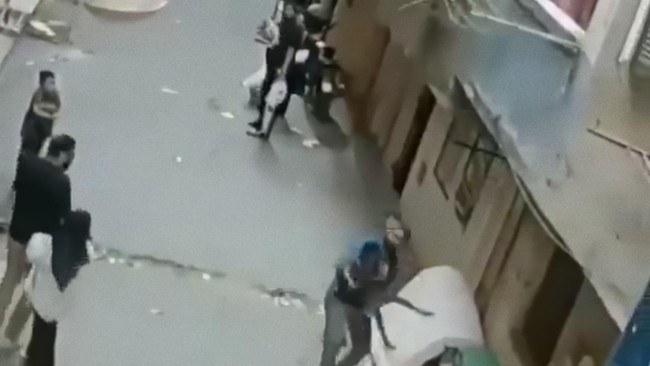Seorang pria di Mesir secara sigap menyelamatkan bocah berusia lima tahun yang terjatuh dari balkon lantai dua sebuah bangunan di Giza.