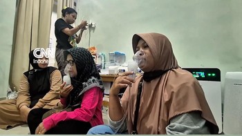Relawan Kelola Oksigen Gratis di Tengah Tebalnya Asap Palangkaraya