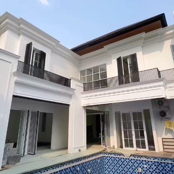 <p>Dalam unggahan tersebut, hunian penyanyi dangdut ini tampak megah dengan dominasi warna putih. Wika juga memperlihatkan area kolam renang yang kini hampir selesai dikerjakan.&nbsp;(Foto: Instagram @wikasalim)</p>