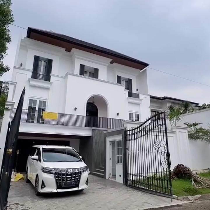 <p>Pencapaian itu sontak mendapat respons positif dari rekan sesama artis hingga netizen. &ldquo;Aaminn&hellip;rumah baru&hellip;baruuu yaa <em>@wikasalim @maxadamkamil</em>,&rdquo; tulis Iis Dahlia. &ldquo;Keren selamat mbakk,&rdquo; tulis akun <em>@ndraboy_****.&nbsp;</em>(Foto: Instagram @wikasalim)</p>