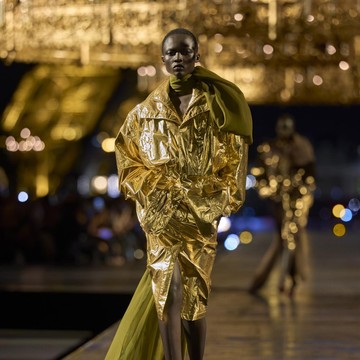 Emas Warnai Peragaan Busana Saint Laurent di Paris Fashion Week