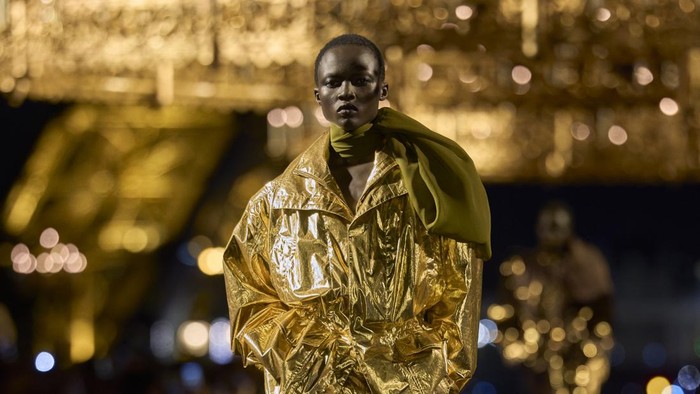 Emas Warnai Peragaan Busana Saint Laurent di Paris Fashion Week