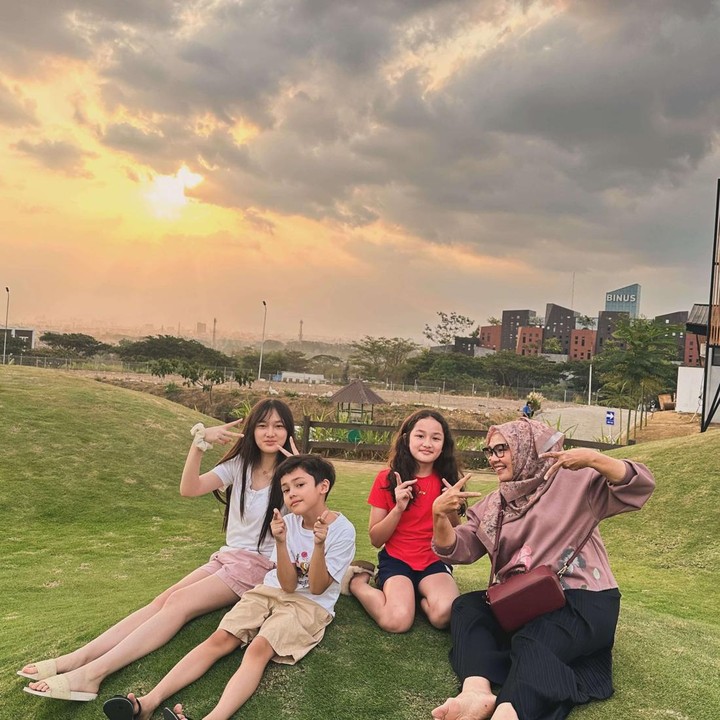 <p>Salah satu komentar dari akun @rizzquna menuliskan kekagumannya terhadap ketiga anaknya, &ldquo;Anak2 Mbak Ussy &amp; Mas Andhika cantik2 &amp; ganteng semua!&rdquo;. (Foto: Instagram @ussypratama).</p>